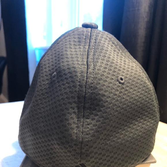 Adidas Hat/Moisture Wicking - Picture 3 of 8